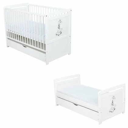 Patut din lemn bebe, Transformabil si pentru junior, 120x60 cm, Cu sertar cu capac, Din lemn de pin si mdf, Stabil si rezistent, Inaltime reglabila pe 3 nivele, Laterala cu 3 bete detasabile, EN716-1 EN716-2, Alb, Babyneeds, Nadia II, Girafa + Saltea 8 cm