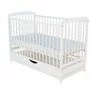 Patut din lemn bebe, 120x60 cm, Cu sertar cu capac, Din lemn de pin si mdf, Stabil si rezistent, Inaltime saltea reglabila pe 3 nivele, Laterala cu 3 bete detasabile, EN716-1, EN716-2, Alb, Babyneeds, Ola + Saltea 10 cm - 2