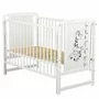 Patut din lemn bebe, 120x60 cm, Cu laterala culisanta, Din lemn de pin si mdf, Stabil si rezistent, Inaltime saltea reglabila pe 3 nivele, Laterala cu 3 bete detasabile, EN716-1, EN716, Alb, Babyneeds, Timmi Girafa + Saltea 10 cm - 10
