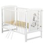 BabyNeeds - Patut din lemn Timmi Girafa 120x60 cm, Cu laterala culisanta, Din lemn de pin si mdf, Stabil si rezistent, Inaltime saltea reglabila pe 3 nivele, Laterala cu 3 bete detasabile, EN716-1, EN716-2, Alb + Saltea 12 cm - 7