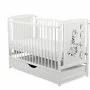 Patut din lemn bebe, 120x60 cm, Cu sertar cu capac, Din lemn de pin si mdf, Stabil si rezistent, Inaltime saltea reglabila pe 3 nivele, Laterala cu 3 bete detasabile, EN716-1, EN716-2, Alb, Babyneeds, Timmi Girafa + Saltea 10 cm - 6