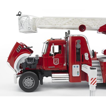 BRUDER - Masina de pompieri Camion Mack Granite , Cu scara, Cu sirena, Cu pompa de apa