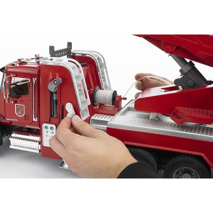 BRUDER - Masina de pompieri Camion Mack Granite , Cu scara, Cu sirena, Cu pompa de apa
