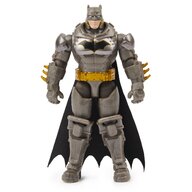 Spin Master - Figurina Supererou Batman , DC Universe , 10 cm, Cu 3 accesorii, In costum cu armura
