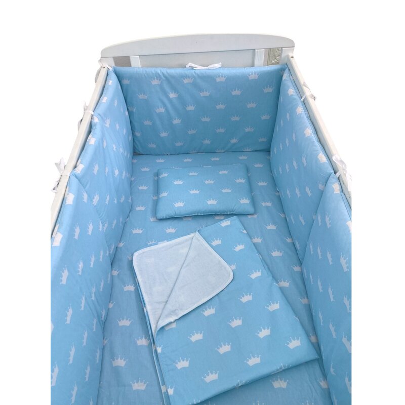 Lenjerie de pat bebelusi 120x60 cm cu aparatori laterale pufoase cearșaf păturică dubla și pernuta slim Deseda Coronite Albastre pe alb