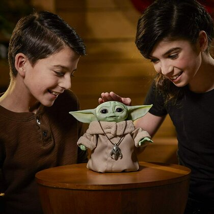 Hasbro - Jucarie din plus interactiva Baby Yoda , Star Wars , The Child Animatronic Edition