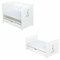Patut din lemn bebe, Transformabil si pentru junior, 120x60 cm, Cu sertar cu capac, Din lemn de pin si mdf, Stabil si rezistent, Inaltime reglabila pe 3 nivele, Laterala cu 3 bete detasabile EN716-1 EN716-2, Alb, Babyneeds, Nadia II, Girafa + Saltea 10 cm