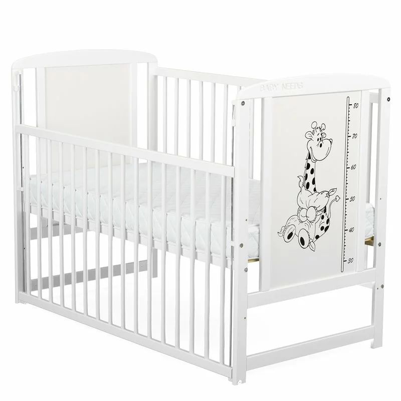 Patut din lemn bebe, 120x60 cm, Cu laterala culisanta, Din lemn de pin si mdf, Stabil si rezistent, Inaltime saltea reglabila pe 3 nivele, Laterala cu 3 bete detasabile, EN716-1, EN716-2, Alb, Babyneeds, Timmi Girafa