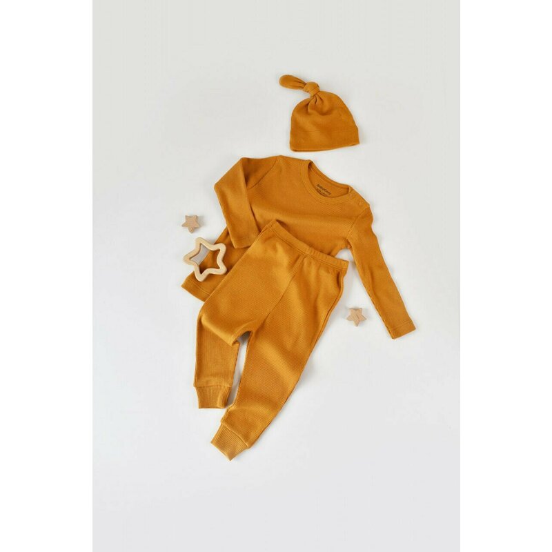 Babycosy - set 3 piese: bluzita cu maneca lunga, panataloni lungi si caciulita din bumbac organic si modal - mustar (marime: 12-18 luni)