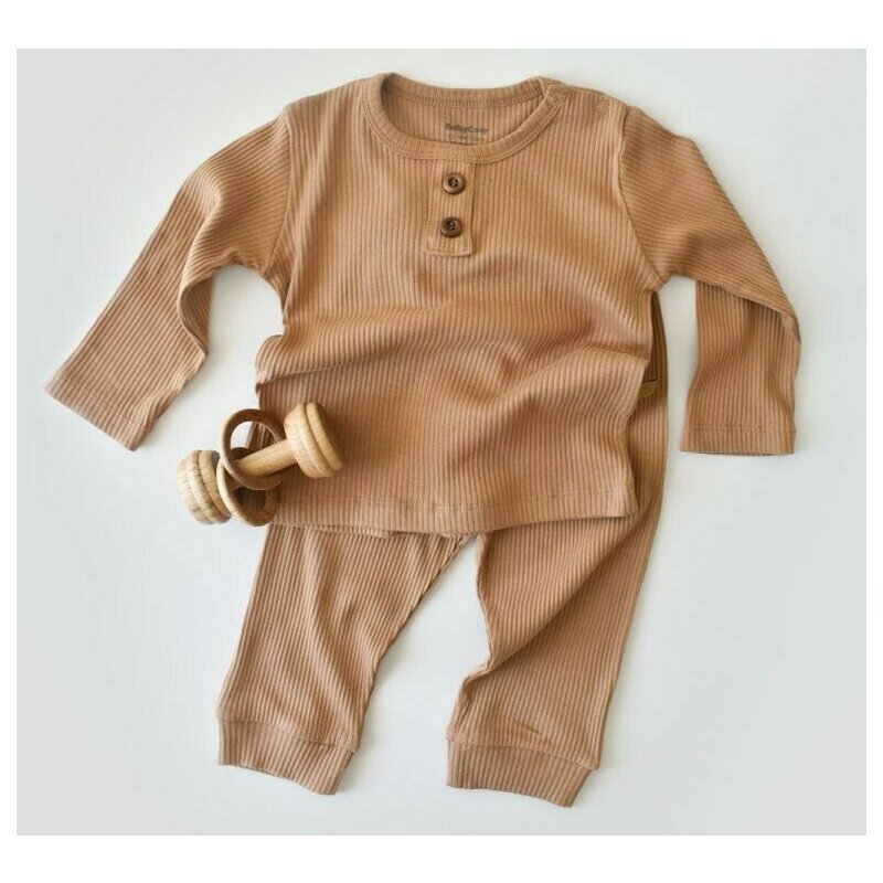 Set bluzita cu maneca lunga si panataloni lungi din bumbac organic si modal - maro (marime: 18-24 luni)