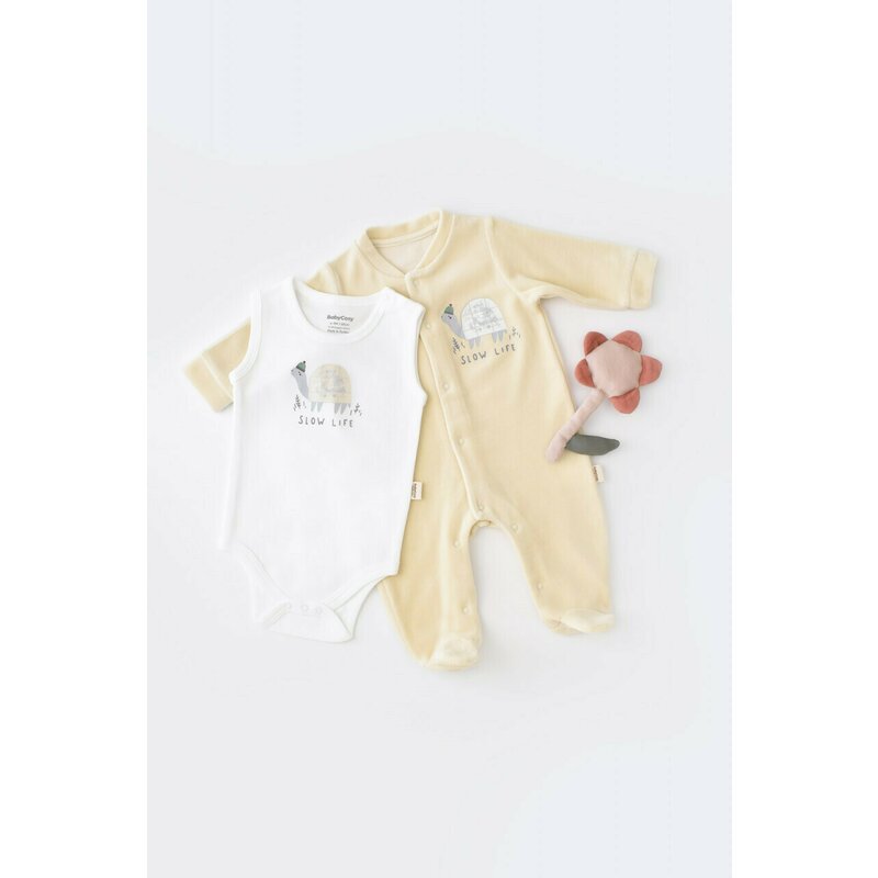 Babycosy - Set Broscuta cu salopeta si body din 80%bumbac organic si 20% poliester - Crem, Baby Cosy (Marime: 3-6 Luni)