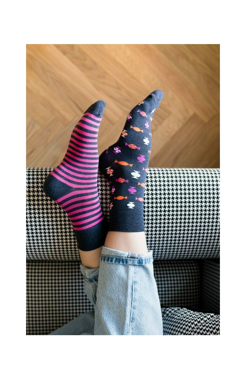 Sosete dama – Sosete colorate – fabricate din bumbac, cu model asimetric colorate – Happy socks – More S078AS008 Sweets carouri imagine noua 2022