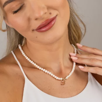 14K Gyöngysor Nyaklánc Kezdőbetűvel és aranygolyókkal
