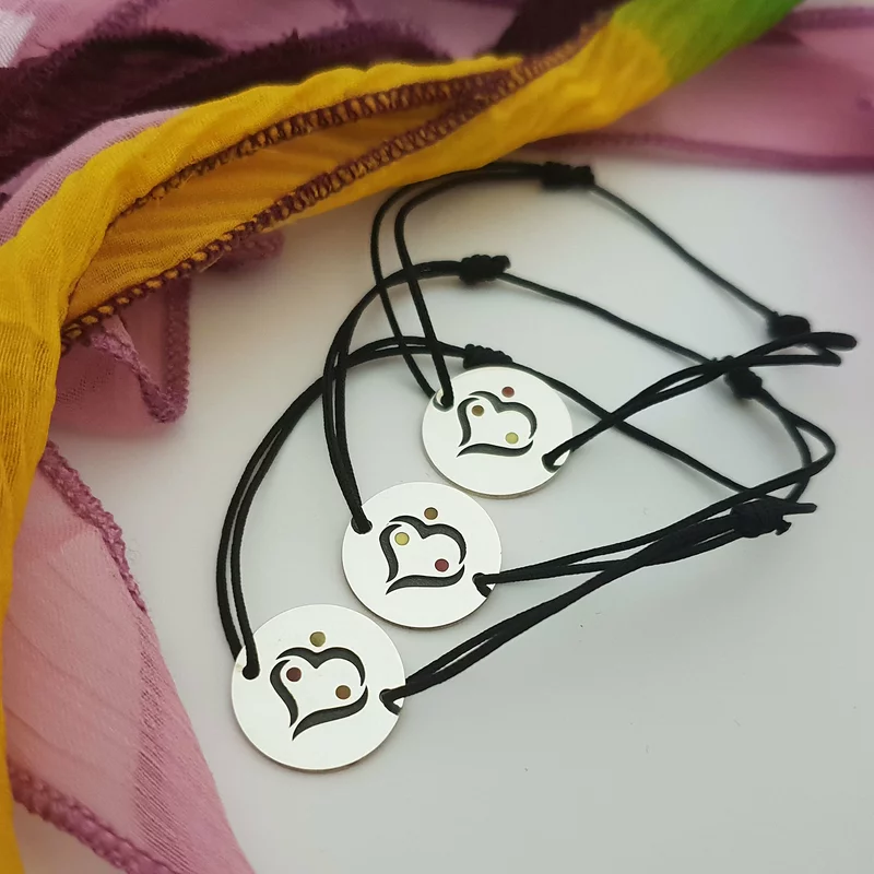 3db karkötő szett személyre szabva és színes zománccal díszítve - Gravírozott modell szív öleléssel 3 személyre - Banuti Silver 925 - állítható zsinór