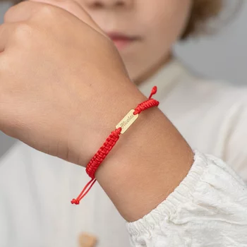 Baba Karkötő -  18K Sárga Aranyozott 925 Sterling Ezüst Név Lemez  -  Piros Makramé Zsinór