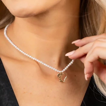 Belle Nyaklánc – Rózsa és LOVE Medál Gyöngysorral – 18K Sárga Aranyozott 925 Sterling Ezüst
