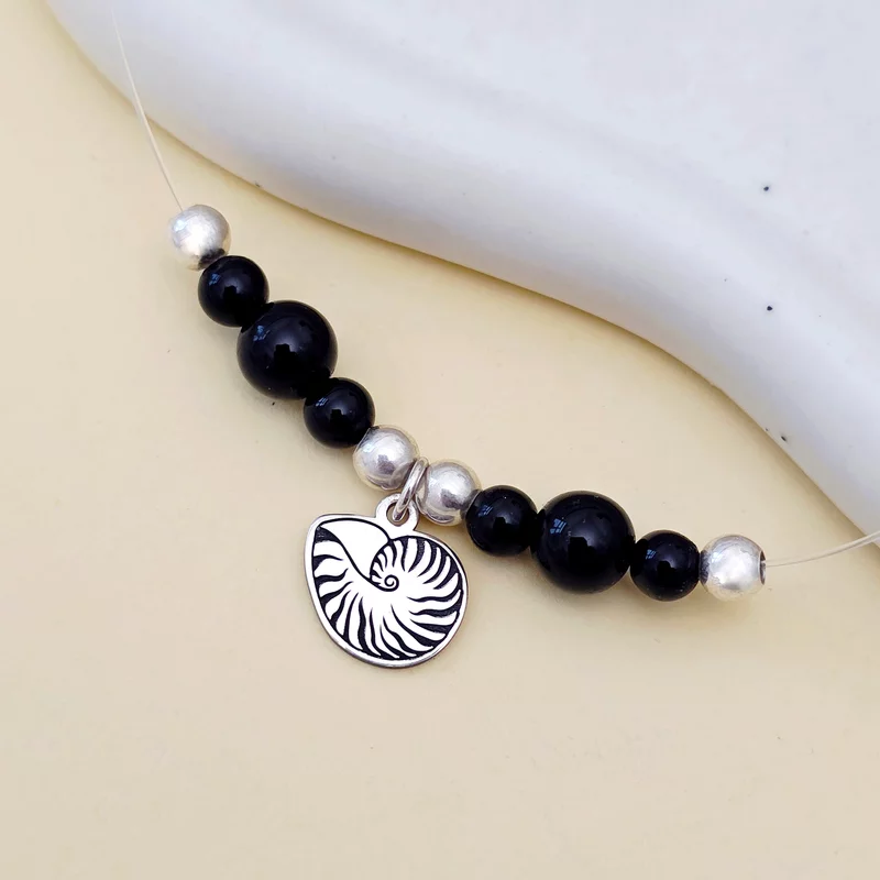 Choker Beach Summer - Személyre szabott 6 db Onyx és 4 db 4 mm-es golyóval - Különféle medálok - Ezüst 925 - Szilikon lánc karabineres csattal