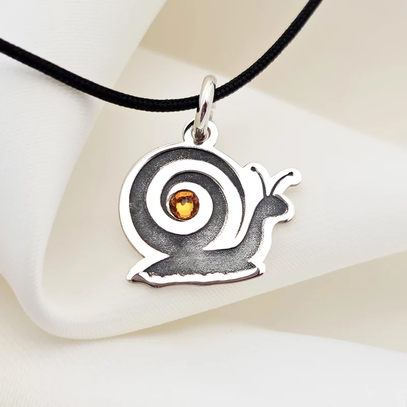 Csiga medál - Ezüst 925 - Swarovski kristály