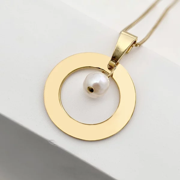 Csillanó Gyöngy Nyaklánc – Kerek Medál és Gyöngycsepp Charm – 18K Sárga Aranyozott 925 Sterling Ezüst