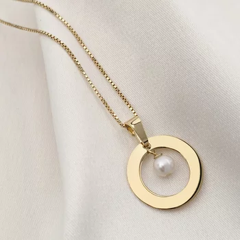 Csillanó Gyöngy Nyaklánc – Kerek Medál és Gyöngycsepp Charm – 18K Sárga Aranyozott 925 Sterling Ezüst