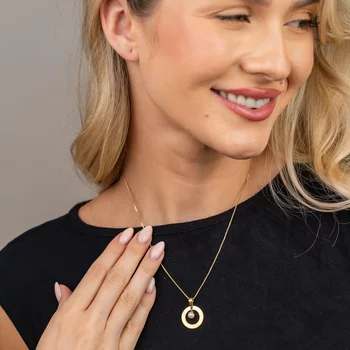Csillanó Gyöngy Nyaklánc – Kerek Medál és Gyöngycsepp Charm – 18K Sárga Aranyozott 925 Sterling Ezüst