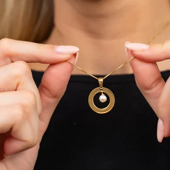 Csillanó Gyöngy Nyaklánc – Kerek Medál és Gyöngycsepp Charm – 18K Sárga Aranyozott 925 Sterling Ezüst