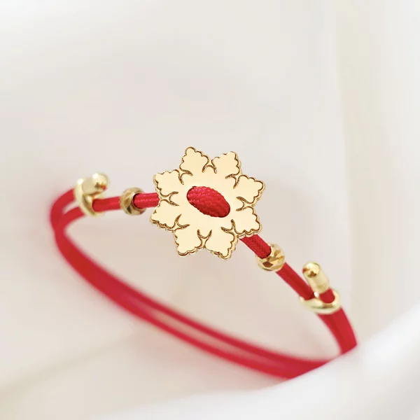 Hópehely karkötő – Vastag piros zsinórral és 2 db 3 mm-es gyönggyel – 925 ezüst, 18K sárga arany bevonattal