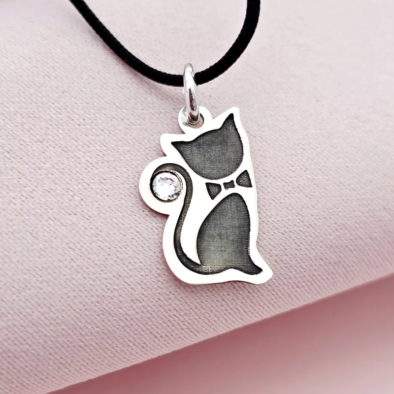 Macska medál csokornyakkendővel - Ezüst 925 - Swarovski kristály