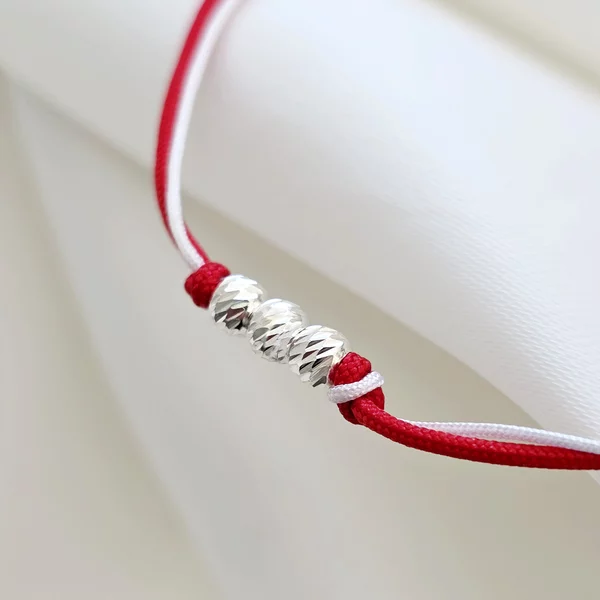 Piros és Fehér Karkötő 3 db ezüst golyóval