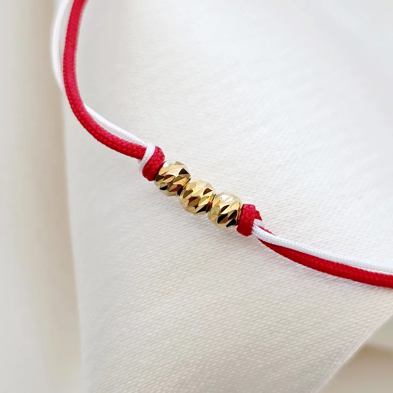 Piros és Fehér Karkötő 3 db sárga arannyal bevont ezüst golyóval