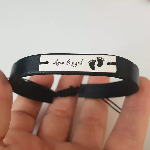 Kivágott lábacska bőr karkötő ezüst lemezzel