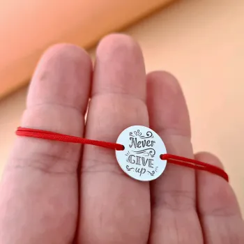 Soha ne add fel a karkötőt - piros zsinór