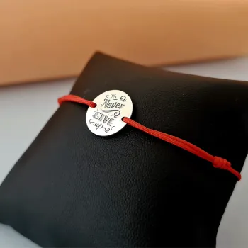 Soha ne add fel a karkötőt - piros zsinór