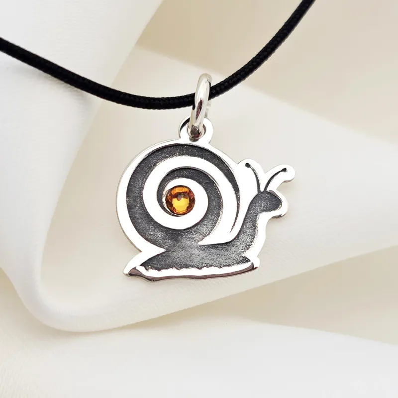 Csiga medál - Ezüst 925 - Swarovski kristály