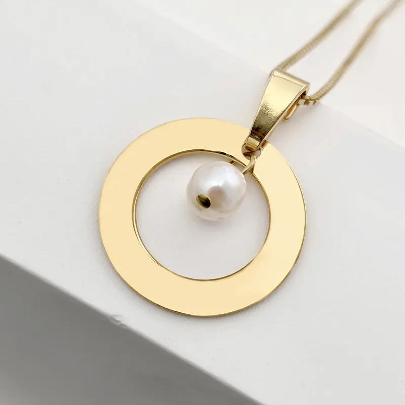 Csillanó Gyöngy Nyaklánc – Kerek Medál és Gyöngycsepp Charm – 18K Sárga Aranyozott 925 Sterling Ezüst