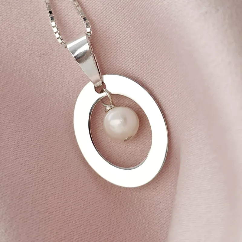 Csillanó Gyöngy Nyaklánc – Ovális Medál és Gyöngycsepp Charm – 925 Sterling Ezüst
