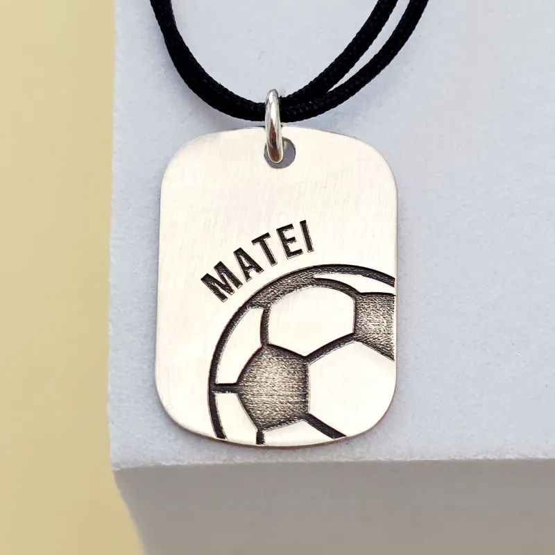 Személyre szabott plakett medál - Név és futballlabda - Ezüst 925 - Színes zsinór