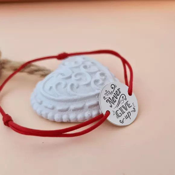 Soha ne add fel a karkötőt - piros zsinór