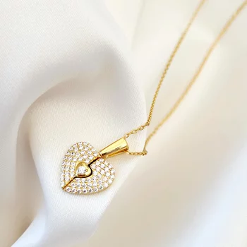 Sparkle Wings Medál – Cirkónia Kristályok és 18K Sárga Aranyozott 925 Sterling Ezüst
