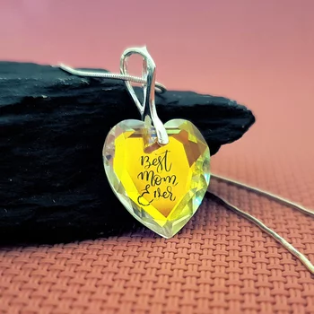 Szív formájú gravírozott Swarovski kristálylánc - A világ legjobb anyukája