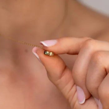 Személyre szabott nyaklánc - A Kapcsolódás Rezgései - Henger névvel és drágakővel - 925-ös Ezüst 18K Sárga arany bevonattal