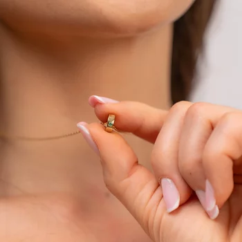 Személyre szabott nyaklánc - A Kapcsolódás Rezgései - Henger névvel és drágakővel - 925-ös Ezüst 18K Sárga arany bevonattal