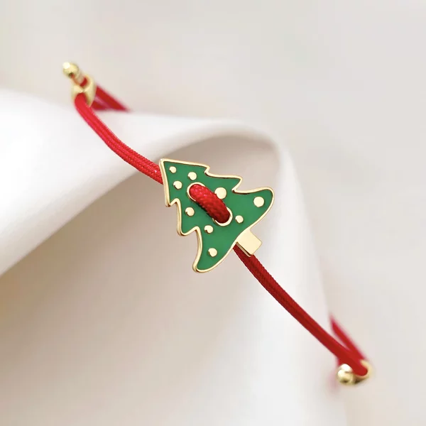 Színes karácsonyfa karkötő – Vastag piros zsinórral – 925 ezüst, 18K sárga arany bevonattal