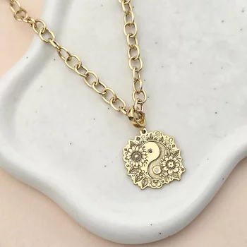 Yin & Yang Virág Nyaklánc Gyémánttal – Barack Színű Stick Gyöngysorral és Kerek Szemű Lánc – 925 Sterling Ezüst