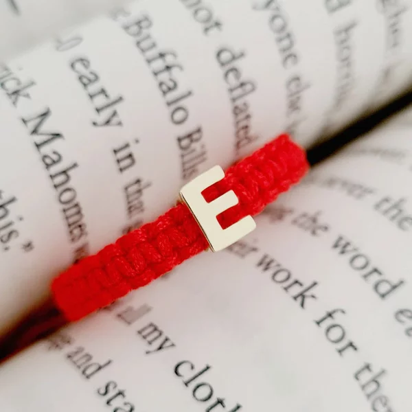 Bratara Initiala Ta pentru bebe - Aur 14K - Snur rosu impletit, reglabil