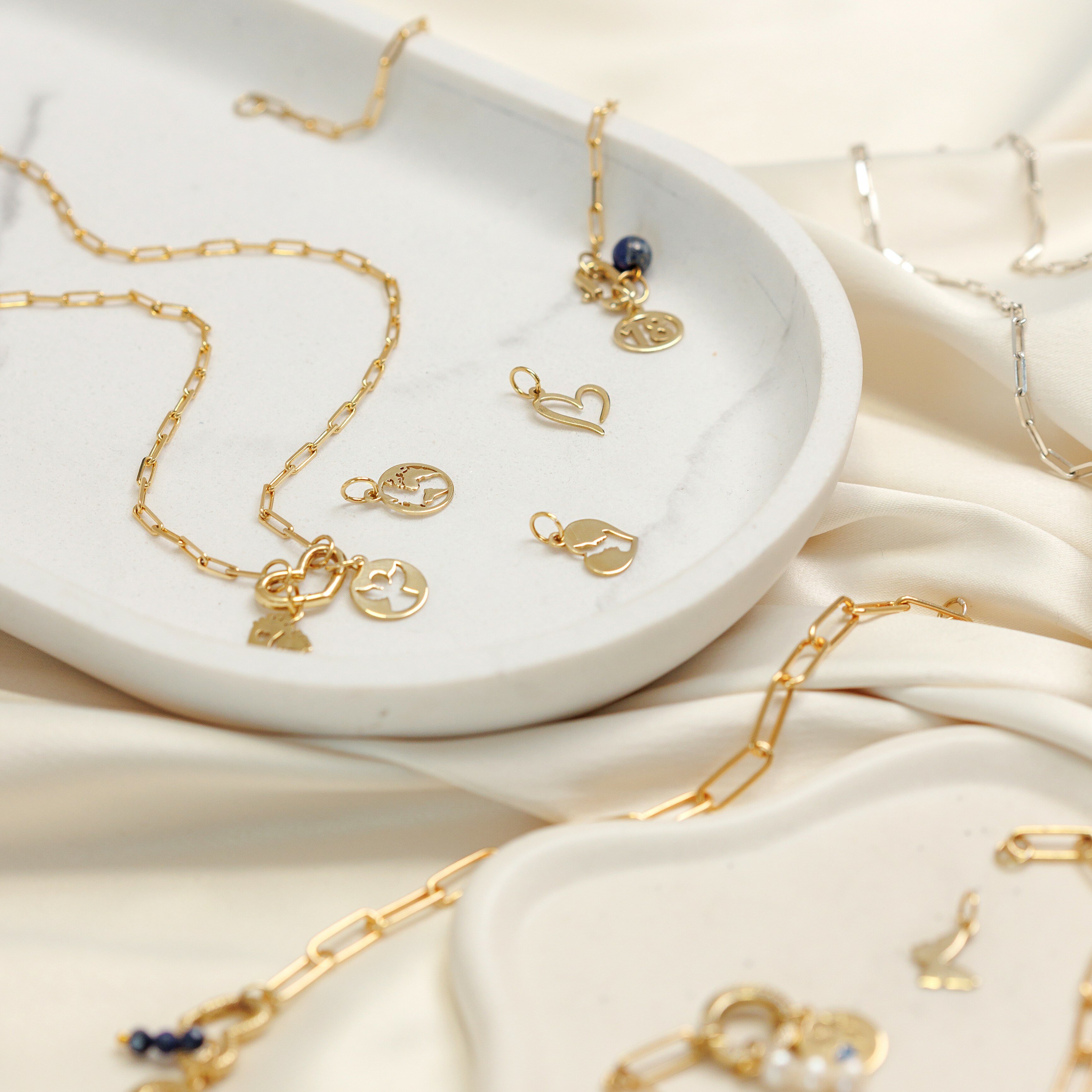 Creează. Conectează. Poartă.