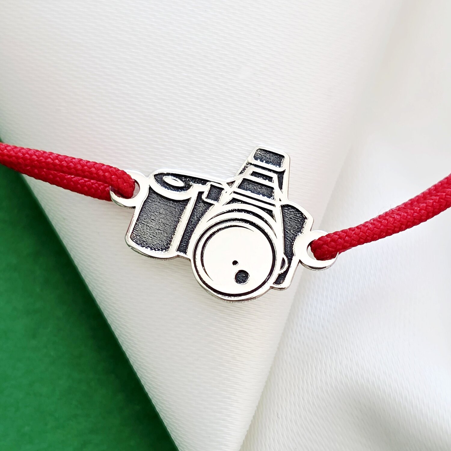 Bratara Aparat foto - Argint 925, snur rosu