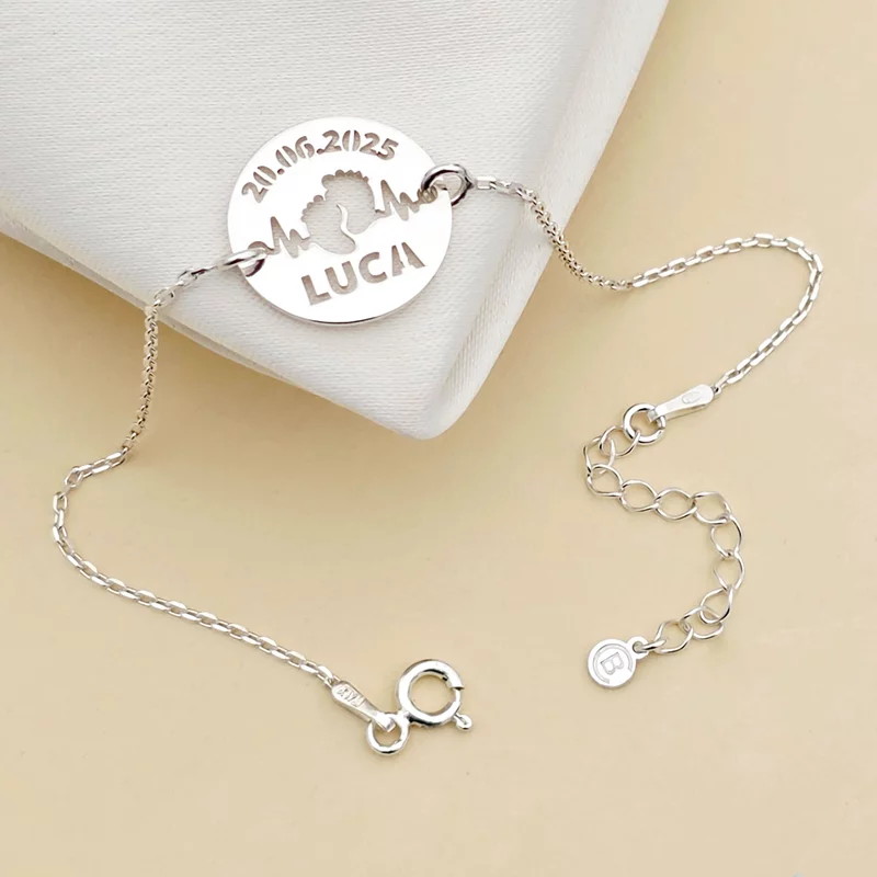 Bratara banut personalizata - decupaj nume, simbol bataiat inimii cu picioruse si data - Banut de 15 mm cu lantisor - Argint 925 picture - 2