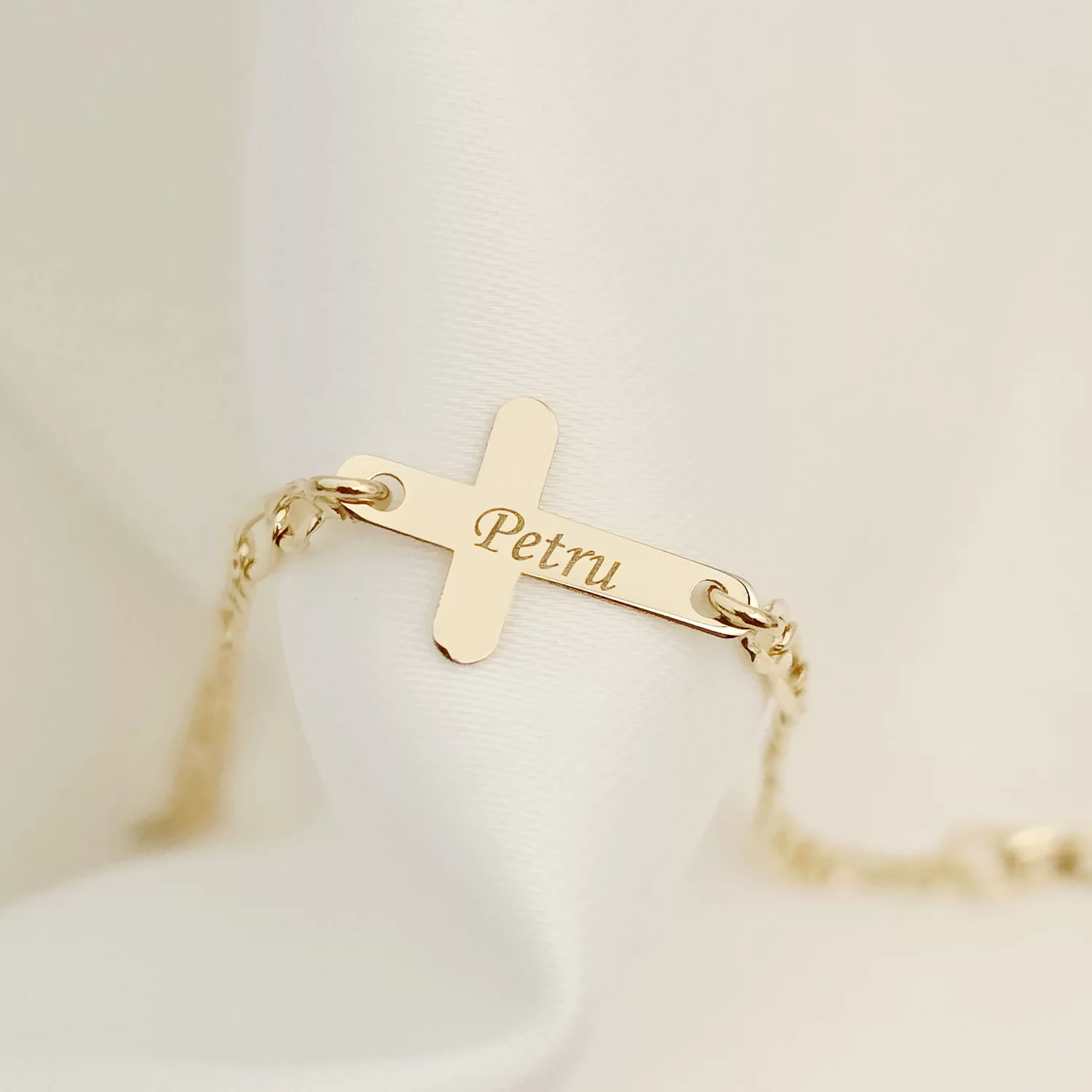 Bratara Cruciulita de 15 mm - Nume gravat - Aur Galben 14K - Cu lantisor fata/baiat