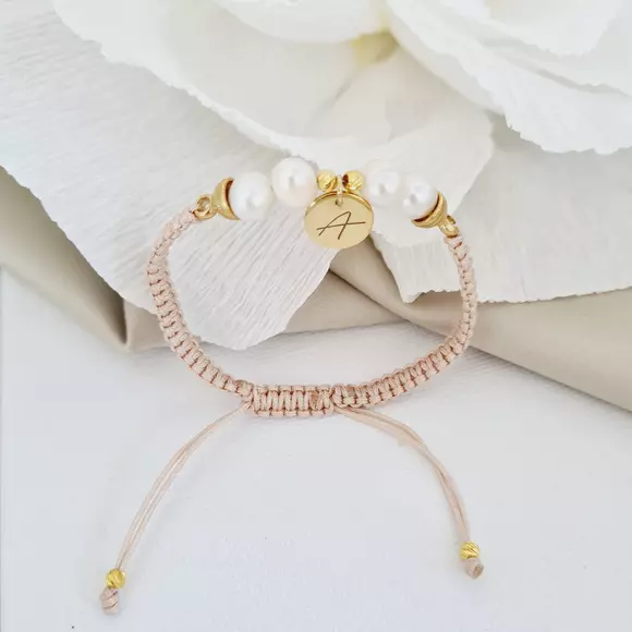 Bratara cu Perle - Initiala delicata - Model 4 perle, 2 bilute si charm banut - Argint 925 placat cu Aur Galben 18K - Snur impletit si reglabil